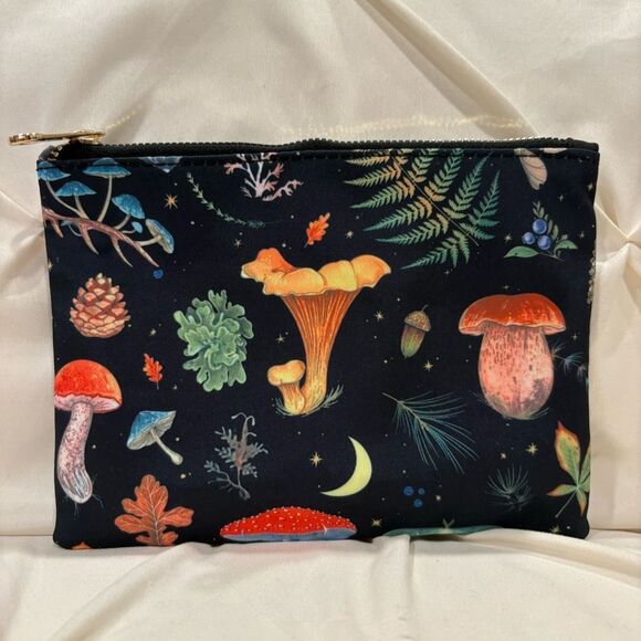 Unisex Mushroom Chest Sling Bag Travel Shoulder Daypack & Zippered Pouch NWT - Picture 9 of 10